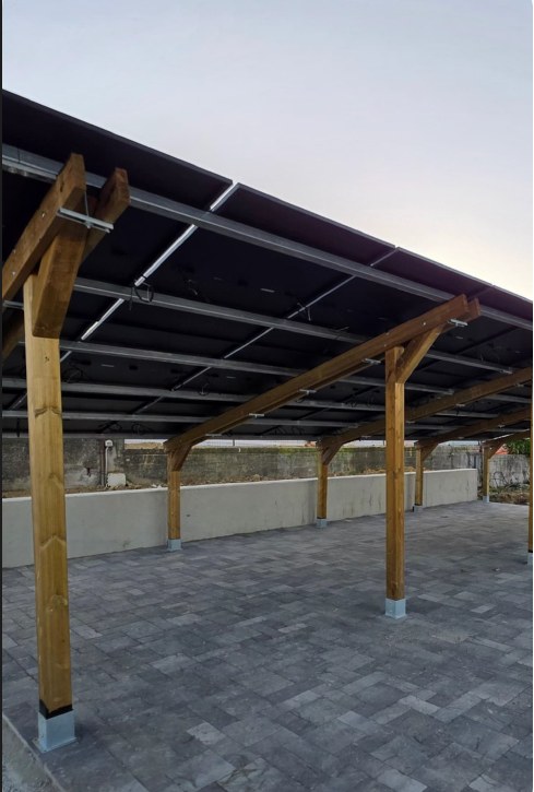 Struttura Solar Duo in legno con pannelli fotovoltaici