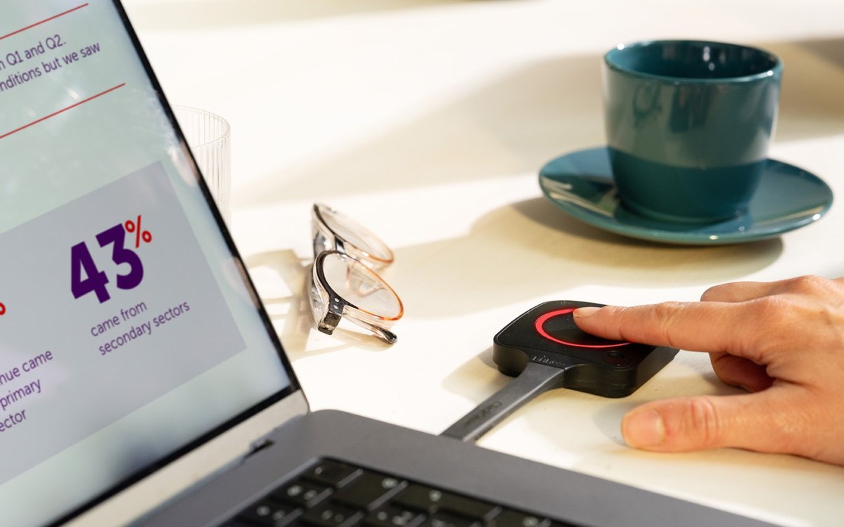 ClickShare Button di quinta generazione collegato a un laptop