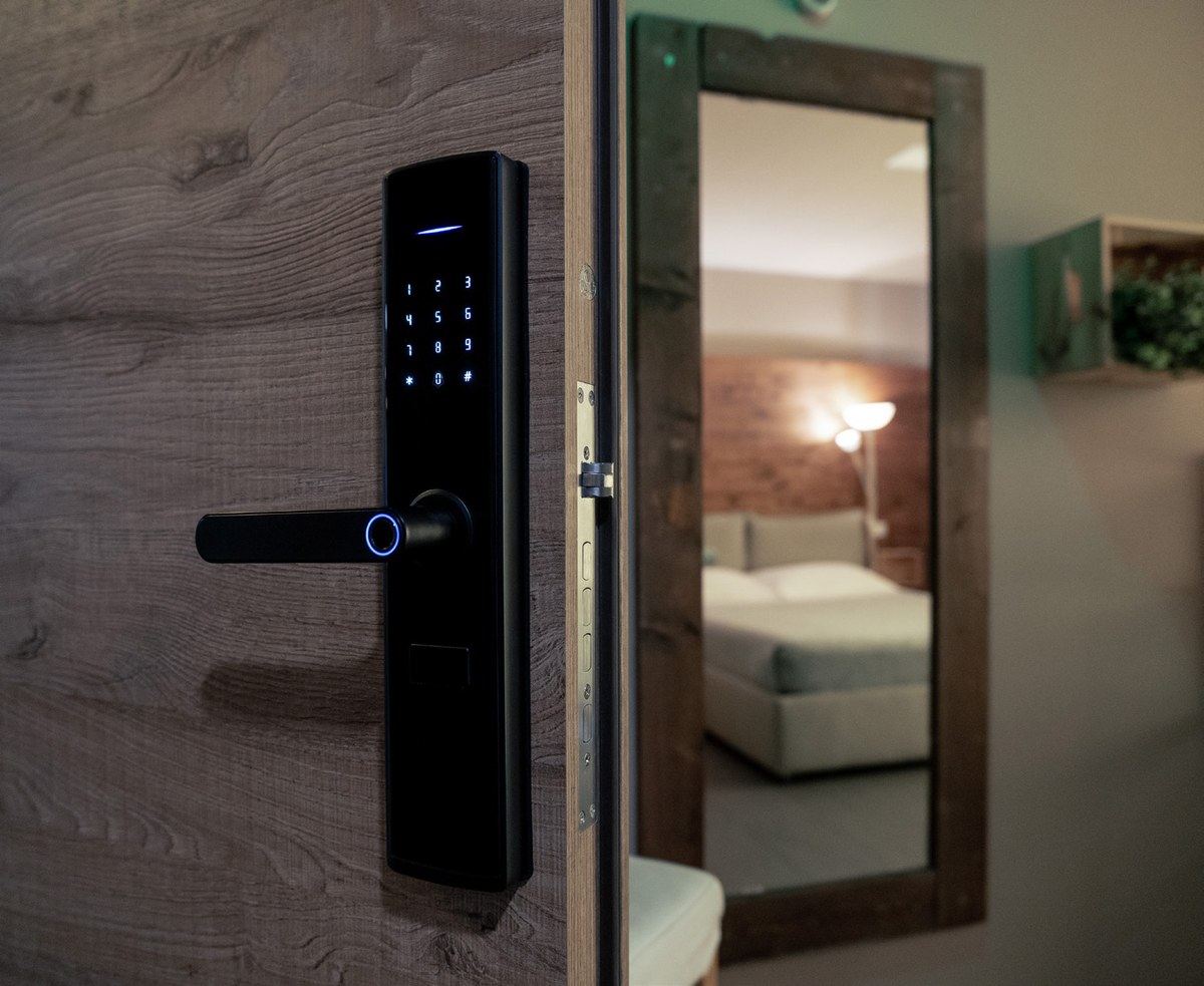 Maniglia smart Zigbee con tastierino touch e lettore di impronta digitale