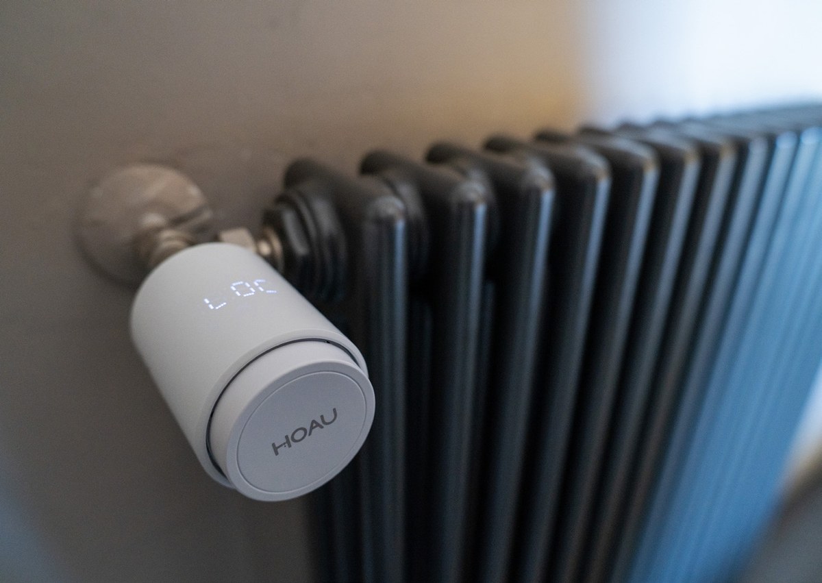 Valvola termostatica smart Zigbee Hoau installata sul radiatore