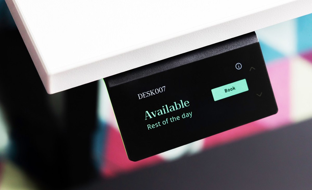 Humly Booking Device installato sotto una scrivania