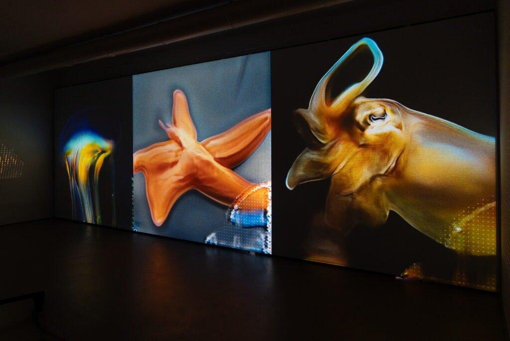 L'opera Decohering Delineation proiettata nella Immersive Room